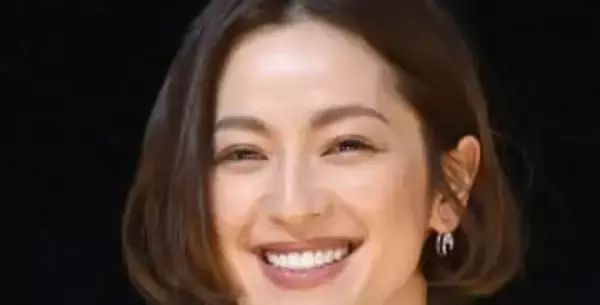 「3度見不可避」ザックリ妖艶ドレスの中村アンに釘付け「ミステリアス」「やっぱりロングが似合う」