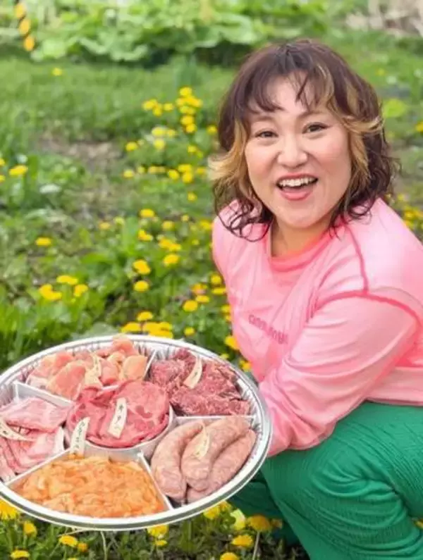 「ママそっくり」バービー、母の日サプライズ家族4ショットに反響「お父様とも似てるしお母様にも似てる！」「幸せが溢れています」