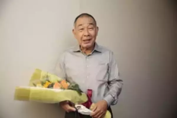 「何か若くなった⁉」75歳俳優〝特注眼鏡の刑事ショット〟に「唯一無二の俳優さん」「菱やん最高」