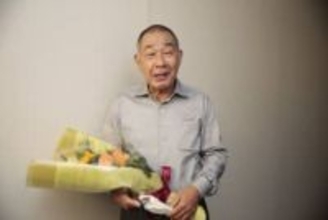 「何か若くなった⁉」75歳俳優〝特注眼鏡の刑事ショット〟に「唯一無二の俳優さん」「菱やん最高」