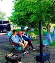 同級生の母に一目惚れ⇒猛アプローチ⇒21歳差で結婚！話題の夫婦〝お揃いコーデ〟ショットに「奥さんの顔とお肌ツヤツヤ」「みどりさんもイサムさんも素敵」の声