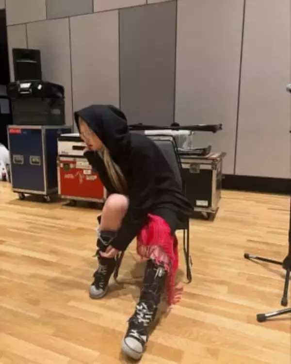 「あまり過激はやめて…」〝ヘソ見え〟大胆衣装、腕にはタトゥーも…紅白出場女性ミュージシャンにSNS騒然！「紅白だから…」「らしくていい」