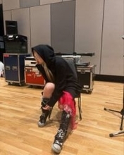 「あまり過激はやめて…」〝ヘソ見え〟大胆衣装、腕にはタトゥーも…紅白出場女性ミュージシャンにSNS騒然！「紅白だから…」「らしくていい」