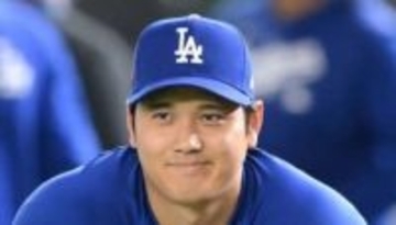 「ドヤ顔」流し目決める〝MVDのデコピン〟と2ショットの大谷翔平に反響続々「こういうユーモアはいいね」「人前好きじゃないよね」「世界一有名に」