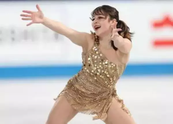 深紅のヴィトン〝特注ドレス〟アリサ・リュウに脚光「まだ20歳で本当にすごい」「どこでも輝いている」