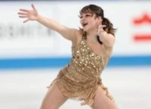 深紅のヴィトン〝特注ドレス〟アリサ・リュウに脚光「まだ20歳で本当にすごい」「どこでも輝いている」