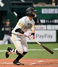 二塁打かと思いきや…ソフトバンク山本恵大がリボンビジョン直撃の先制2号ソロ