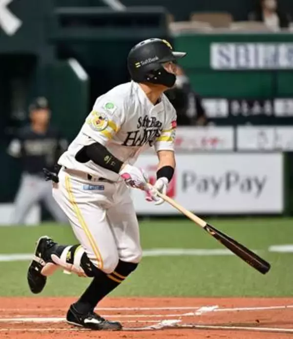 二塁打かと思いきや…ソフトバンク山本恵大がリボンビジョン直撃の先制2号ソロ
