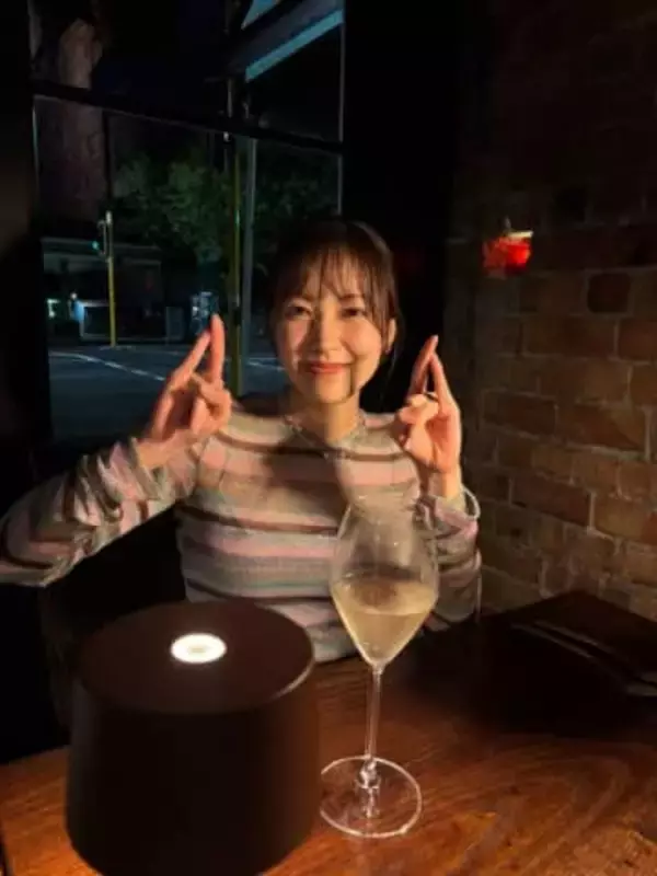 「慣れてない感じ可愛すぎ」松田里奈〝ヘソ出し〟カフェ店員姿に反響「こんな店員いたら毎日行きたくなるわ笑」「おへそ～～～～」