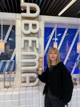 難関中入学、高校留学費用7000万円、名門大進学…岸谷五朗＆香の息子・蘭丸〝雰囲気一変〟姿に「非常にハイセンス」「息子だったんだ」の声