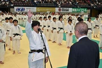 金鷲旗高校柔道大会が開幕　連覇狙う富士学苑主将が選手宣誓「正々堂々と」　男女計462チームが激突
