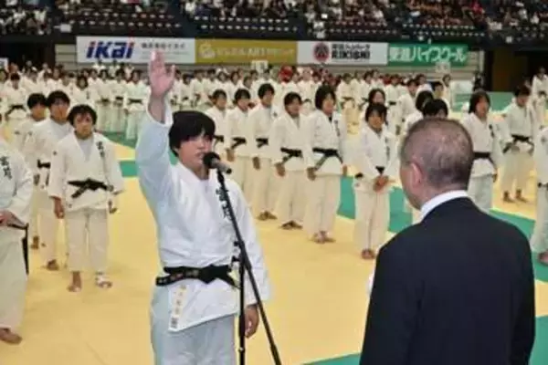 金鷲旗高校柔道大会が開幕　連覇狙う富士学苑主将が選手宣誓「正々堂々と」　男女計462チームが激突