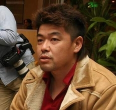 「毛量半端ない」元近鉄・中村紀洋さん〝雰囲気ガラリ〟53歳誕生日家族ショットが話題「顔そっくりやん皆」「日焼けがエグイな」