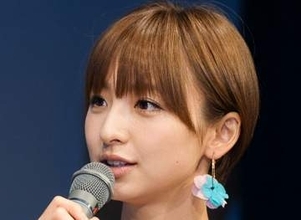 月収4万円カフェ店員から大出世…篠田麻里子〝ギリシャ旅行〟ショットに「ビラ配りしてたんだよな」「眩しいぐらい輝いてます」