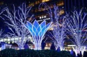 「サステナブルで素敵」落とし物で〝Ｘマスツリー〟に反響…ぬいぐるみやギター、携帯扇風機も「もしかして私の…」JR博多駅に登場