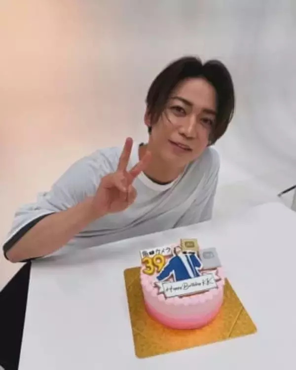 「どこにも面影ない」「顔が…衝撃」KAT-TUN解散から1年〝激変〟亀梨和也の姿に「もう別人に…」「ワイルド」「こういう姿も絵になる」の声