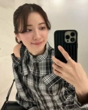 〝超レアスポーツカー〟から〝床で食事〟転落半生の衝撃…38歳グラドルの幼少期写真に「書籍化出来そう」「波乱万丈ですね」の声