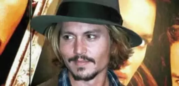 「なんと」「ただただ驚き」ジョニー・デップに肩を抱かれる元アイドルが話題「堂々として素晴らしい」
