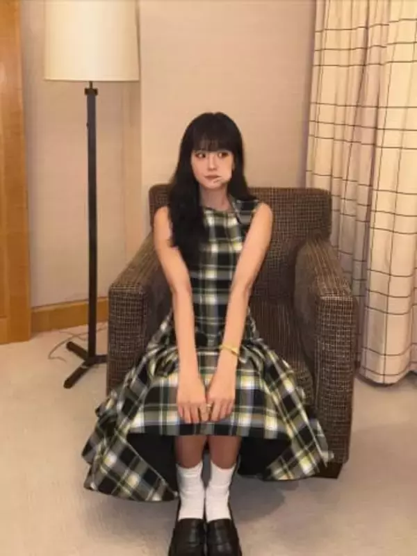 「笑顔が似てる」新木優子とBLACKPINKジス〝2人でお花ポーズ〟に大反響「天使の共演」「姉妹みたい!」「この並び、尊すぎ」