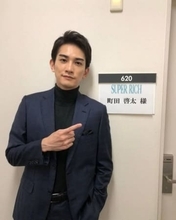 「筋肉、タトゥーヤバすぎ」「別人になってる…」年上女優と〝クリスマス婚〟から3年…町田啓太〝タトゥーびっしり＆金髪〟「カメレオンのよう…」「うひーイカつい」「俳優力を感じる」ドラマオフショット