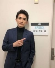 「筋肉、タトゥーヤバすぎ」「別人になってる…」年上女優と〝クリスマス婚〟から3年…町田啓太〝タトゥーびっしり＆金髪〟「カメレオンのよう…」「うひーイカつい」「俳優力を感じる」ドラマオフショット