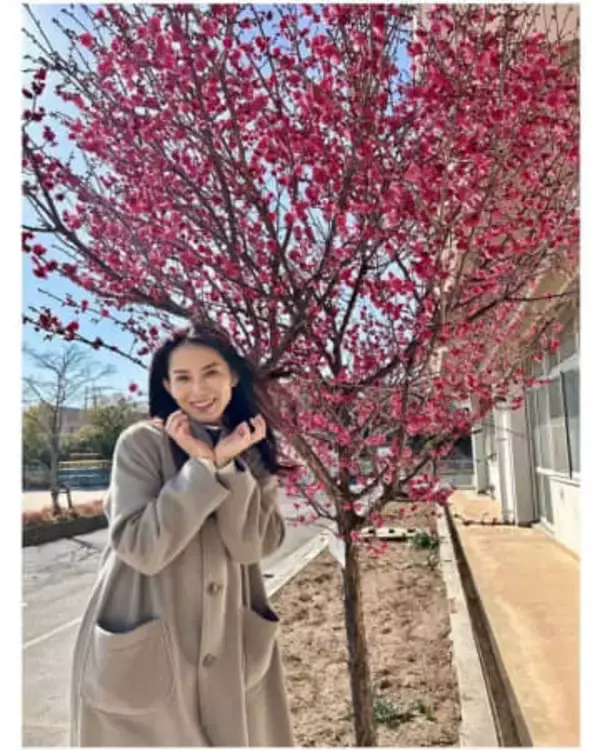 TEAM NACS・戸次重幸の妻…真ん中がパックリ！変形上着の市川由衣に「とってもお似合い」「髪切ったの気付かなかった」の声