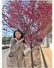 TEAM NACS・戸次重幸の妻…真ん中がパックリ！変形上着の市川由衣に「とってもお似合い」「髪切ったの気付かなかった」の声