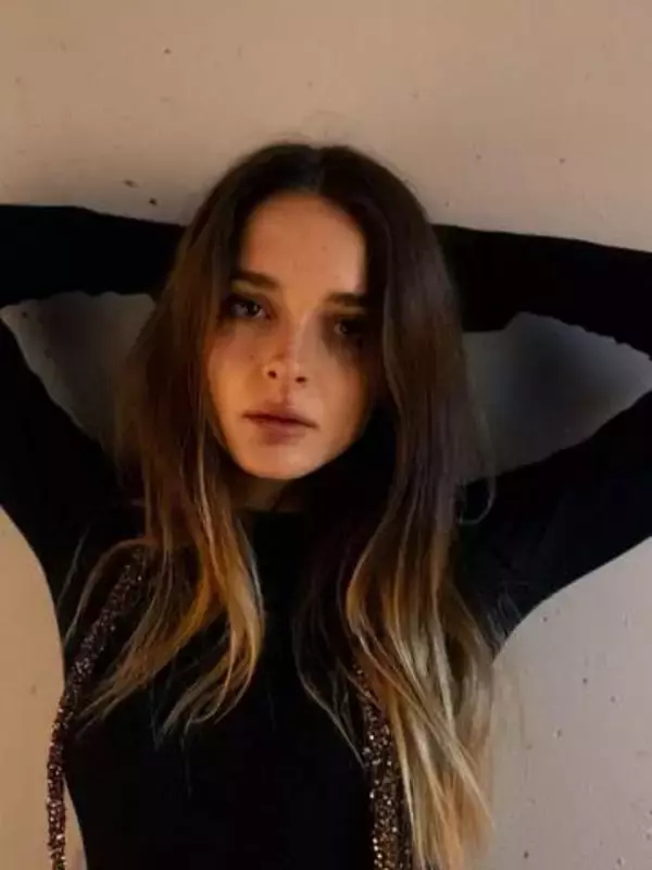 「穿き忘れ？」「オムツに見える」米歌手〝大胆ボトムレス〟に衝撃！シャーロット・ローレンスが話題「息をのむほど素晴らしい」の声も