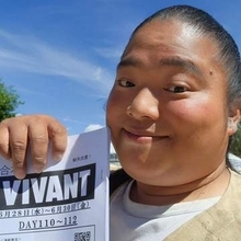 「ディオールに違和感笑」「私服かわいい♡」VIVANTドラム〝レア私服〟着こなしに「わ！新鮮」「ドラムあの場にもいたんだ」
