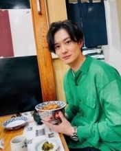 「照れてる…」朝ドラ女優と電撃婚、今冬パパ予定…岡田将生〝なでなでショット〟ドラマオフショに歓喜の声「嬉しそうな顔癒される」「眼差し最高」