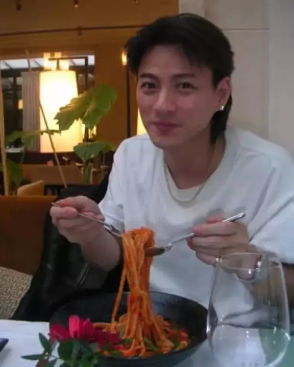 「えっ平野くんなの」「2人の距離感が毎回近く」平野紫耀、金メダリストに寄り添い〝大はしゃぎ〟オフショット公開で「ニヤニヤしちゃう」「まさかのコンビでびっくり」