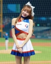 ユニフォーム脱いだら〝激変〟！人気台湾チア〝紐ぐるぐるショーパン〟姿に反響「これは誰」「カッコいい、林ちゃん」