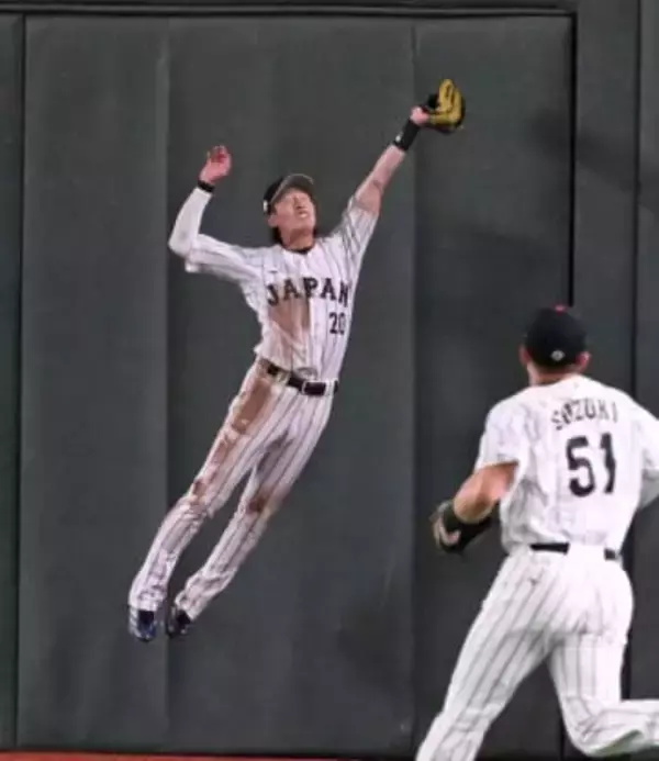 侍ジャパン・周東佑京、中堅大飛球つかむ超ファインプレー　〝ヒーロー級〟活躍にスタンド大熱狂【WBC日韓戦】