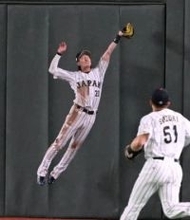 侍ジャパン・周東佑京、中堅大飛球つかむ超ファインプレー　〝ヒーロー級〟活躍にスタンド大熱狂【WBC日韓戦】