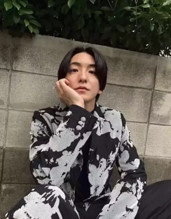 話題のドラマで主演…前田公輝〝親の還暦祝い〟写真が話題　勢いのある〝BIGハグ〟にも反響続々「戯れる公輝くん可愛すぎる」「ご家族で写真なんて素敵」