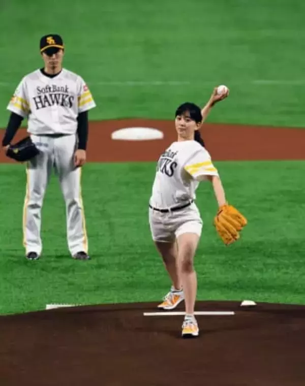 「パパの背中ゴツイ」夫はメジャーリーガー、3児の母33歳女優、米国での〝素敵な家族ショット〟に反響「癒され過ぎ和みますよ～」