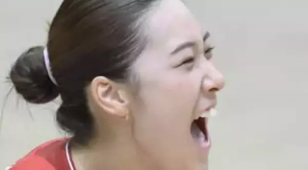 「珍しい！新鮮！」佐藤淑乃〝雰囲気がらり〟大胆スリットのモデル姿に「世界バレー界の女神」「今年の顔ですね」「めちゃくちゃ最高だぜぇ」