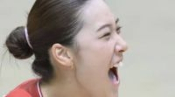 「珍しい！新鮮！」佐藤淑乃〝雰囲気がらり〟大胆スリットのモデル姿に「世界バレー界の女神」「今年の顔ですね」「めちゃくちゃ最高だぜぇ」