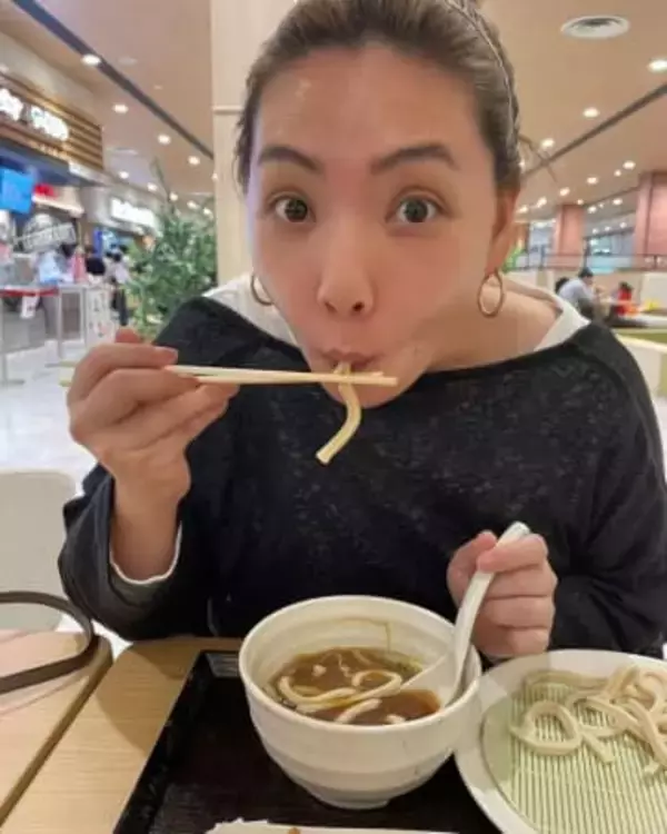 「服、被ってた…」〝人気俳優とペアコーデ〟元AKB野呂佳代の2Sに「スゴイ偶然ですね」「カップルみたい」「益々可愛くなってる」と反響