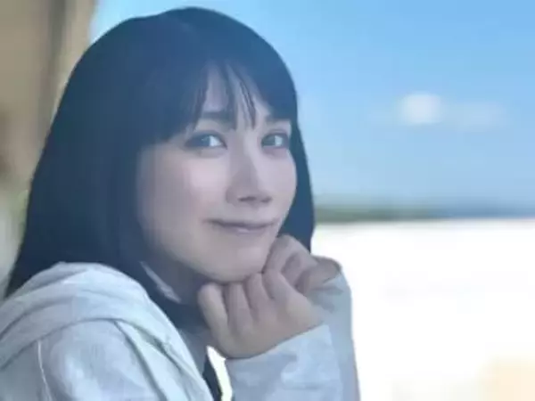 「昭和だ～」「聖子ちゃんカット？」神木隆之介が撮影した〝松本穂香のオフショット〟に反響「いつもと違う」