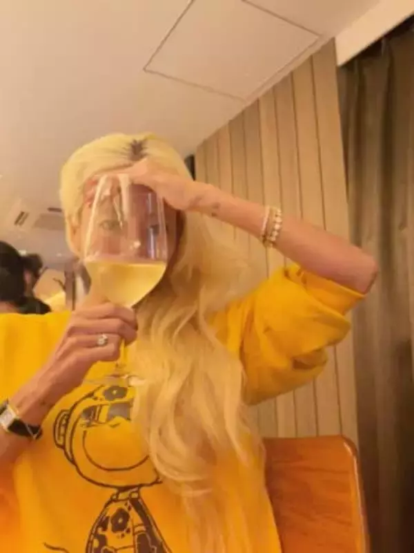 目のやり場に…あびる優〝透け感MAX〟ドレスで友人結婚式参列…圧巻写真に「悪い顔してるのバレる！笑」「安定の…」