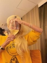 目のやり場に…あびる優〝透け感MAX〟ドレスで友人結婚式参列　圧巻写真に「悪い顔してるのバレる！笑」「安定の…」