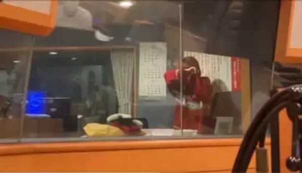 「ガチで放送事故かと…」ラジオDJが生放送で突然〝号泣＆仕事放棄〟「情緒がぶっ壊れて」「神回でした」　FMヨコハマ「Tresen」平沢あくび へのサプライズが話題に