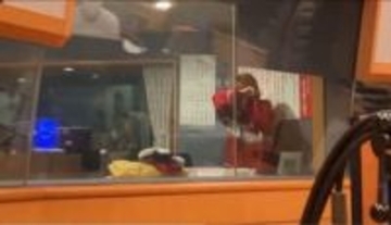 「ガチで放送事故かと…」ラジオDJが生放送で突然〝号泣＆仕事放棄〟「情緒がぶっ壊れて」「神回でした」　FMヨコハマ「Tresen」平沢あくび へのサプライズが話題に