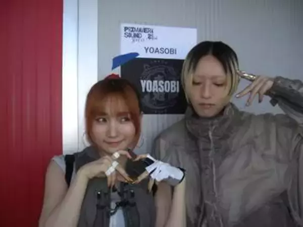 「ikuraの手になんかある！」幾田りら〝タトゥー〟姿も「本物のAyaseには負ける」の声　〝激変〟YOASOBIに「2人黒髪が…」「ジワる」「めちゃくちゃ似合ってる」
