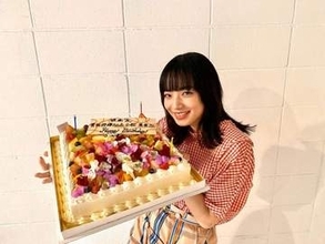 「菅田将暉と雰囲気が似てる」電撃婚から5年…1児の母・小松菜奈〝最新ビジュアル〟に「瞳の色めっちゃ好き」「佇んでいるだけで様になる」