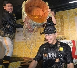 ソフトバンク前田悠伍は初のビールかけ〝早退〟失敗　「いさせられました。もういいです」　開始前には「ささっとやりたい」宣言も…