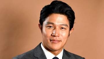 「安いのも高いのも何着ても様になる」鈴木亮平〝私服ショット〟に反響「180超えじゃないとダサくなるコーデ」「遠近感おかしくなるわ」