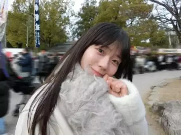 「外から見えちゃうぞ！」STU48工藤理子、大胆〝カーテン遊び〟グラビアショットに「座り方かわいい」「そんなに見せ付けないで」の声