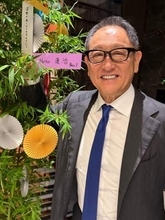 「溺愛してますやん」豊田会長〝息子〟応援ショットに大反響続々「これは胸熱過ぎます」「背中で語る親父」〝息子を自称〟お笑いコンビ三四郎のライブ鑑賞